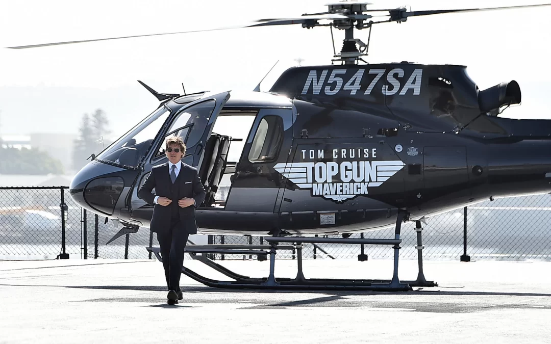 Tom Cruise jumps from helicopter as a thank you to fans for Top Gun: Maverick